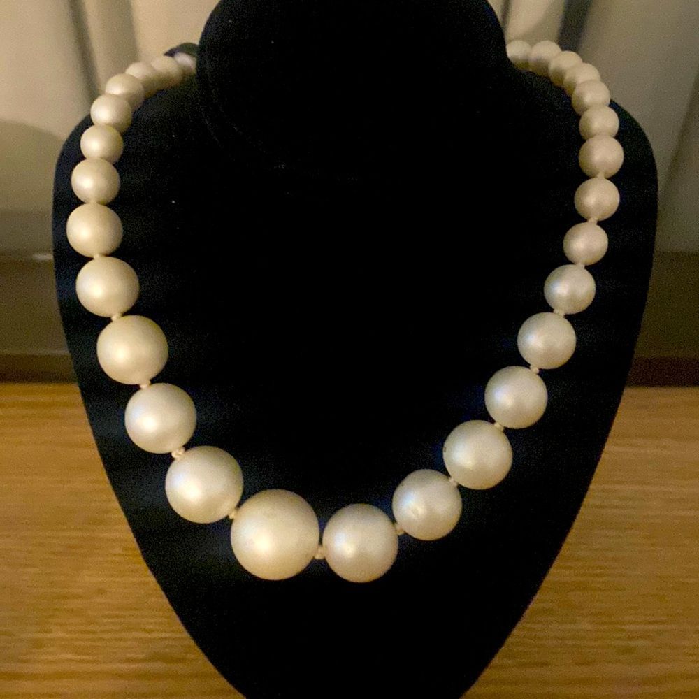 Vintage pearl collar bib necklace| vintage graduated matte pearl bib necklace